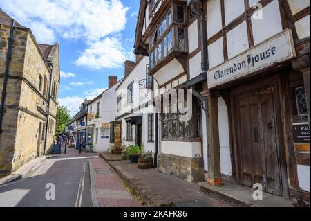 Clarendon House à juges Terrace commence une longue rangée de maisons d'époque, de l'époque médiévale et Tudor, High Street East Grinstead, East Sussex, Angleterre. Banque D'Images