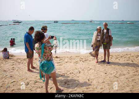 Les vacanciers posant pour souvenir photos sur la plage de Pattaya Thaïlande Banque D'Images