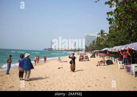 Les vacanciers posant pour souvenir photos sur la plage de Pattaya Thaïlande Banque D'Images