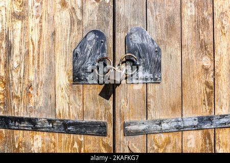 Ancienne porte en bois avec cadenas en métal rouillé Banque D'Images