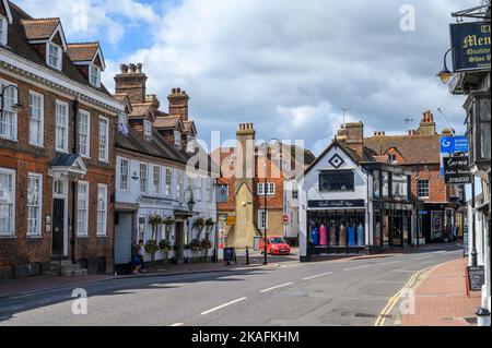 Vue sur East Grinstead High Street avec sa longue rangée de maisons d'époque et sa grande rue avec des logements, des boutiques et un pub. East Sussex, Angleterre. Banque D'Images