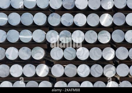 barres rondes en aluminium dans un espace de rangement extérieur Banque D'Images