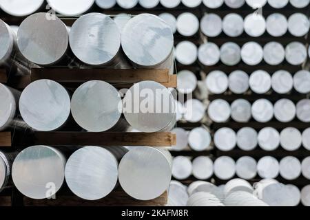 barres rondes en aluminium dans un espace de rangement extérieur Banque D'Images