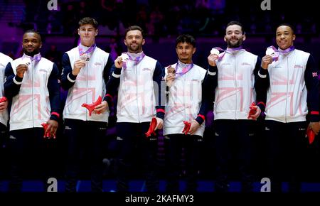 De gauche à droite, Courtney Tulloch, Adam Tobin, Giarnni Regini-Moran, Jake Jarman, James Hall et Joe Fraser célèbrent avec leurs médailles après avoir remporté la médaille de bronze de l'équipe lors du cinquième jour des Championnats du monde de gymnastique ARTISTIQUE DE LA FIG à la M&S Bank Arena, Liverpool. Date de la photo: Mercredi 2 novembre 2022. Banque D'Images