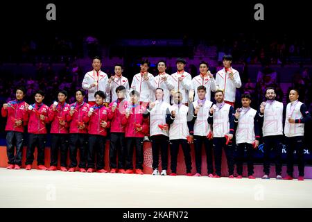 Courtney Tulloch, Adam Tobin, Giarnni Regini-Moran, Jake Jarman, James Hall et Joe Fraser célèbrent avec leurs médailles après avoir remporté la médaille de bronze de l'équipe, aux côtés du Japon qui a gagné l'argent et de la Chine qui a gagné l'or au cinquième jour des Championnats du monde de GYMNASTIQUE ARTISTIQUE DE LA FIG à la M&S Bank Arena, Liverpool. Date de la photo: Mercredi 2 novembre 2022. Banque D'Images