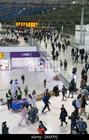 Londres, Royaume-Uni, 2 novembre 2022 : les navetteurs en heure de pointe à la gare de Waterloo, qui est occupée ce soir mais sera touchée par des grèves entre le 5th et le 10th novembre. Anna Watson/Alay Live News Banque D'Images