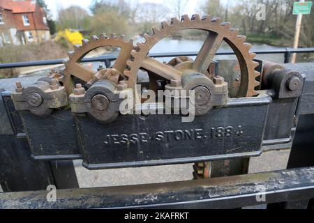 écluse de barrage de wirsham gros plan des fûts sur la porte d'écluse sur la rivière navigation de wy surrey angleterre Banque D'Images