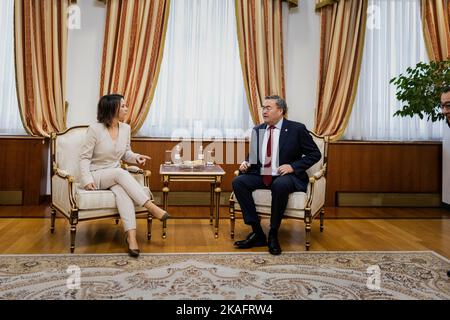 (LR) Annalena Baerbock (Alliance 90/les Verts), ministre fédéral des Affaires étrangères, rencontre Muchtar Tleuberdi, ministre des Affaires étrangères du Kazakhstan, pour des entretiens à Astana, 31 octobre 2022. Baerbock se rend au Kazakhstan et en Ouzbékistan pour des pourparlers. Banque D'Images