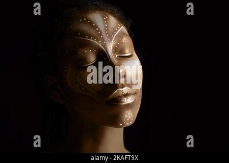 Art photo de femme Africal avec peintures ethniques tribales sur son visage Banque D'Images