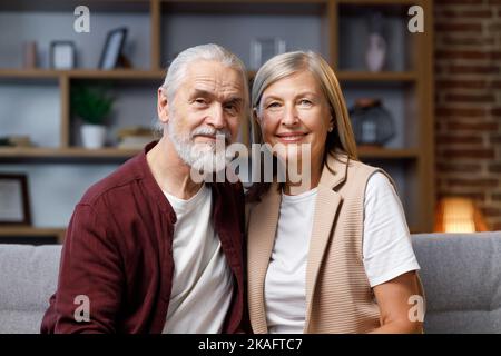 Mûr couple heureux souriant à la caméra avec un sourire éclatant, de belles dents. Le mari et la femme aux cheveux gris se marient. Relations de Banque D'Images