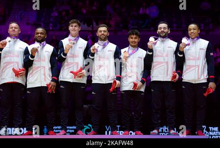 De gauche à droite, entraîneur masculin de Grande-Bretagne, Courtney Tulloch, Adam Tobin, Giarnni Regini-Moran, Jake Jarman, James Hall et Joe Fraser célèbrent avec leurs médailles après avoir remporté la médaille de bronze de l'équipe lors du cinquième jour des Championnats du monde DE gymnastique ARTISTIQUE DE LA FIG à la M&S Bank Arena, Liverpool. Date de la photo: Mercredi 2 novembre 2022. Banque D'Images