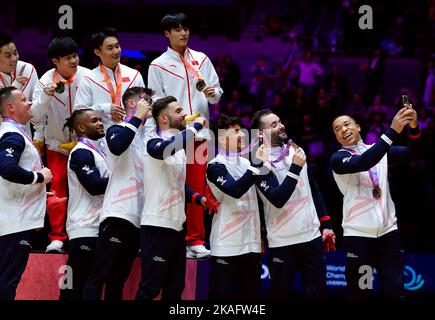 Courtney Tulloch, Adam Tobin, Giarnni Regini-Moran, Jake Jarman, James Hall et Joe Fraser célèbrent avec leurs médailles après avoir remporté la médaille de bronze de l'équipe lors du cinquième jour des Championnats du monde de gymnastique artistique DE LA FIG à la M&S Bank Arena, Liverpool. Date de la photo: Mercredi 2 novembre 2022. Banque D'Images