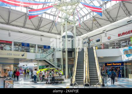 Atrium intérieur du centre commercial Surrey Quays, Surrey Quays, Rotherhithe, le quartier de Southwark, le Grand Londres, Angleterre, Royaume-Uni Banque D'Images