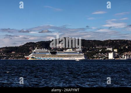 Bateau de croisière Aidasol partant du port de Bergen, Norvège. Banque D'Images