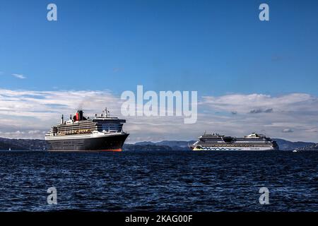 Bateau de croisière Queen Mary 2 à Byfjorden, au départ du quai Jekteviksterminalen, dans le port de Bergen, en Norvège. Départ du bateau de croisière AIDAsol à l'arrière Banque D'Images