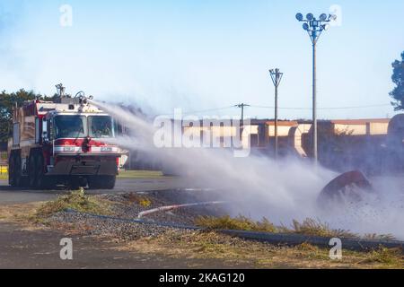 Les pompiers de l'escadron du génie civil 374th utilisent des canons à eau pour mettre en place un simulateur d'incendie d'avion lors d'une séance d'entraînement bilatérale avec les pompiers de la Force aérienne japonaise d'autodéfense à la base aérienne de Yokota, au Japon, le 26 octobre 2022. Les 374 ces et JASDF s'exercent ensemble chaque année pour donner aux deux une chance d'apprendre les uns des autres en essayant différents équipements et méthodes de prévention des incendies. (É.-U. Photo de la Force aérienne par Machiko Arita) Banque D'Images