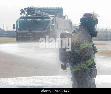 Un pompier de l'escadron du génie civil 374th est pulvérisé pour éliminer la suie au cours d'un entraînement bilatéral avec la Force d'autodéfense aérienne du Japon à la base aérienne de Yokota, au Japon, le 28 octobre 2022. La formation à la lutte contre les incendies comprend la réaction aux incendies contrôlés sur un simulateur d'avion factice et aux incendies structurels contrôlés à l'intérieur des bâtiments d'entraînement. (É.-U. Photo de la Force aérienne par Machiko Arita) Banque D'Images