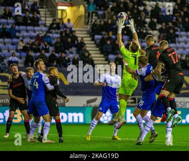 Stade DW, Wigan, Royaume-Uni. 2nd novembre 2022. Championnat de football, Wigan versus Stoke: Le gardien de but Jamie Jones de Wigan Athletic capture le ballon d'une croix dans la boîte crédit: Action plus Sports/Alay Live News Banque D'Images