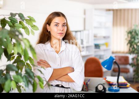 Portrait à taille haute d'un jeune employé de bureau Banque D'Images