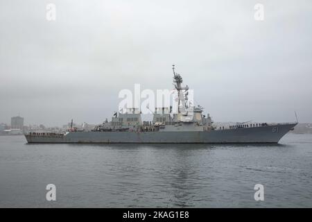 Une vue du destroyer de classe Arleigh Burke USS Ramage (DDG 61) de la queue du croiseur à missiles guidés de classe Ticonderoga USS Normandy (CG 60), tandis que Normandy se prépare à se retirer de Halifax, Canada, alors que les deux navires sont en cours dans le cadre du groupe de grève des transporteurs Gerald R. Ford, le 1 novembre 2022. Le premier porte-avions de classe USS Gerald R. Ford (CVN 78) est en cours de déploiement inaugural, menant des entraînements et des opérations aux côtés des alliés et des partenaires de l’OTAN afin d’améliorer l’intégration pour les opérations futures et de démontrer l’engagement de la Marine américaine en faveur d’un Atlanti pacifique, stable et sans conflit Banque D'Images