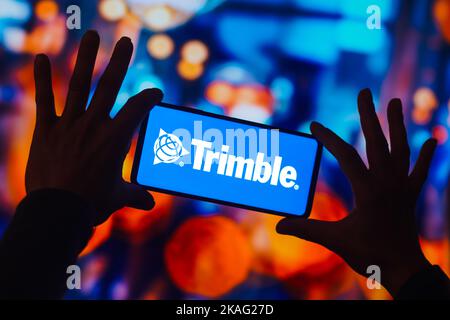 Dans cette illustration, le logo Trimble navigation Limited s'affiche sur l'écran d'un smartphone. Banque D'Images
