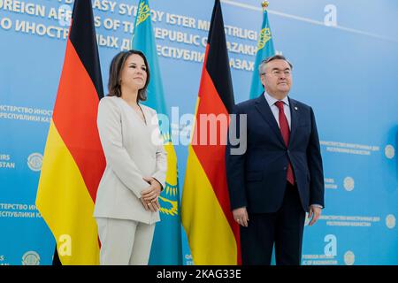 (LR) Annalena Baerbock (Alliance 90/les Verts), ministre fédéral des Affaires étrangères, rencontre Muchtar Tleuberdi, ministre des Affaires étrangères du Kazakhstan, pour des entretiens à Astana, 31 octobre 2022. Baerbock se rend au Kazakhstan et en Ouzbékistan pour des pourparlers. Banque D'Images