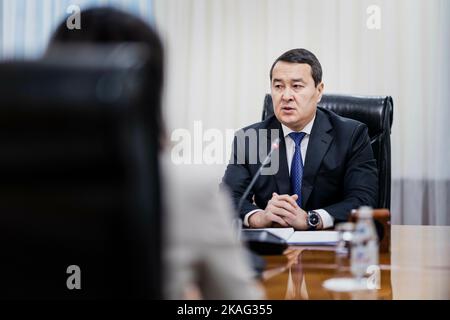 (LR) Annalena Baerbock (Alliance 90/les Verts), ministre fédéral des Affaires étrangères, rencontre Alichan Smajilow, premier ministre du Kazakhstan, pour des entretiens à Astana, 31 octobre 2022. Baerbock se rend au Kazakhstan et en Ouzbékistan pour des pourparlers. Banque D'Images