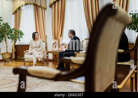 (LR) Annalena Baerbock (Alliance 90/les Verts), ministre fédéral des Affaires étrangères, rencontre Muchtar Tleuberdi, ministre des Affaires étrangères du Kazakhstan, pour des entretiens à Astana, 31 octobre 2022. Baerbock se rend au Kazakhstan et en Ouzbékistan pour des pourparlers. Banque D'Images