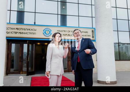 (LR) Annalena Baerbock (Alliance 90/les Verts), ministre fédéral des Affaires étrangères, rencontre Muchtar Tleuberdi, ministre des Affaires étrangères du Kazakhstan, pour des entretiens à Astana, 31 octobre 2022. Baerbock se rend au Kazakhstan et en Ouzbékistan pour des pourparlers. Banque D'Images