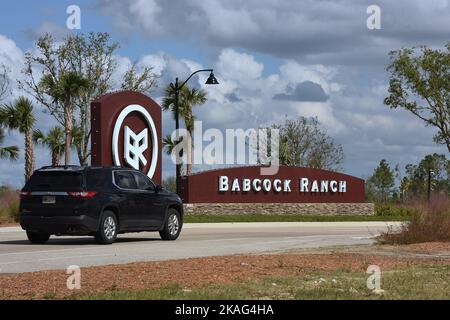 Babcock Ranch, Floride, États-Unis. 31st octobre 2022. Une voiture est vue entrant dans Babcock Ranch, Floride, la première ville solaire aux États-Unis. Chaque maison est alimentée en électricité par une ferme solaire de 75 mégawatts de 870 acres. La construction de la collectivité a commencé en 2015, avec des plans pour 19 500 résidences et 6 millions de pieds carrés d'espace commercial. (Image de crédit : © Paul Hennessy/SOPA Images via ZUMA Press Wire) Banque D'Images