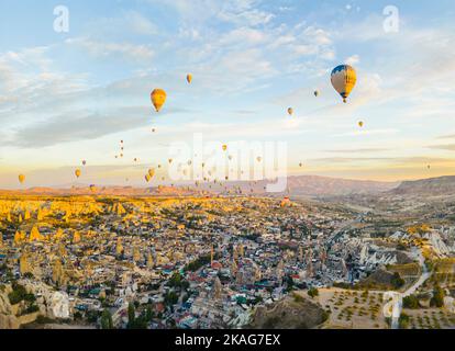 Vue spectaculaire sur les ballons à air chaud des drones survole la Cappadoce emblématique de Turquie, les villes souterraines et la vallée des cheminées de fées, les formations rocheuses. Photo de haute qualité Banque D'Images