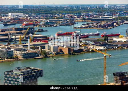 Vue aérienne du port de Rotterdam le jour d'été ensoleillé, pays-Bas Banque D'Images