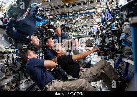 Atmosphère terrestre. 13th octobre 2022. Six membres de l'équipage de l'expédition 68 se réunissent dans le module de laboratoire Destiny des États-Unis et participent à une conférence en soirée avec les contrôleurs de mission de la Station spatiale internationale sur le terrain. De l'avant à l'arrière, les astronautes Josh Cassada, Koichi Wakata, Samantha Cristoforetti, Frank Rubio, Nicole Mann, Et Bob Hines. Credit: NASA/ZUMA Press Wire Service/ZUMAPRESS.com/Alamy Live News Banque D'Images