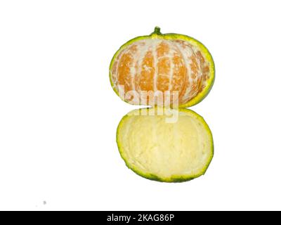 Mandarine non mûre. Éplucher une mandarine. Fruit vert sur fond blanc. Ingrédient acide. Isolat d'agrumes. Fruits utiles. Banque D'Images