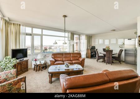 Piano et moquette placés dans un salon lumineux avec fenêtres panoramiques Banque D'Images