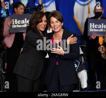 Boston, États-Unis. 02nd novembre 2022. Le vice-président Kamala Harris, à gauche, et le candidat du gouverneur du Massachusetts Maura Healey reconnaissent leurs partisans à la conclusion d'un rassemblement au Reggie Lewis Athletic Centre à Boston, Massachusetts, mercredi, 2 novembre 2022. Photo de Mark Stockwell/UPI crédit: UPI/Alay Live News Banque D'Images