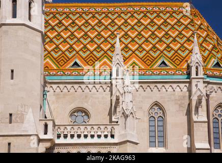 Détails de toiture en mosaïque colorée sur l'église Saint-Mathias, Budapest, Hongrie. Banque D'Images