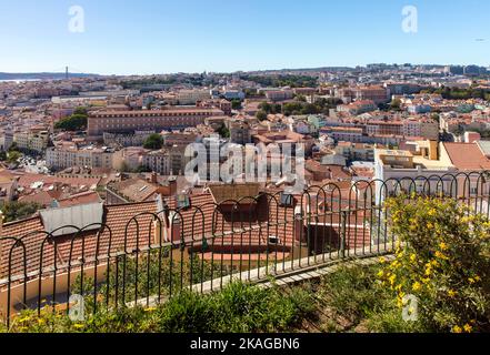 Panorama urbain Lisbonne, Portugal avec ponte 25 de abril au-dessus du Tage Banque D'Images