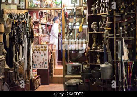 Doha, Qatar - 05 mars, 2022 : souvenirs exposés dans les boutiques du Souq Waqif. Banque D'Images