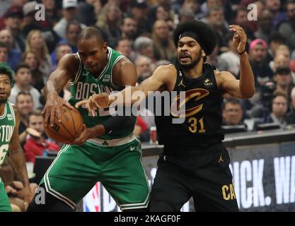Cleveland, États-Unis. 02nd novembre 2022. Cleveland Cavaliers Jarrett Allen (31) combat Boston Celtics Al Horford (42) pour un rebond dans la première moitié à Rocket Mortgage Field House à Cleveland, Ohio mercredi, 2 novembre 2022. Photo par Aaron Josefczyk/UPI crédit: UPI/Alay Live News Banque D'Images