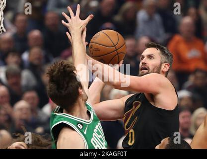 Cleveland, États-Unis. 02nd novembre 2022. Cleveland Cavaliers Kevin Love (0) met un coup de feu sur Boston Celtics Luke Kornet (40) dans la première moitié à Rocket Mortgage Field House à Cleveland, Ohio mercredi, 2 novembre 2022. Photo par Aaron Josefczyk/UPI crédit: UPI/Alay Live News Banque D'Images