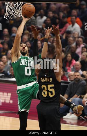 Cleveland, États-Unis. 02nd novembre 2022. Boston Celtics Jayson Tatum (0) a fait un coup de feu sur les cavaliers de Cleveland Isaac Okoro (35) dans la première moitié à Rocket Mortgage Field House à Cleveland, Ohio mercredi, 2 novembre 2022. Photo par Aaron Josefczyk/UPI crédit: UPI/Alay Live News Banque D'Images