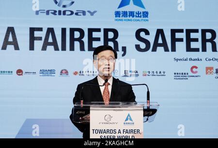 Hong Kong, Forum international de communication dans le sud de la Chine, Hong Kong. 2nd novembre 2022. John Lee, directeur général de la région administrative spéciale de Hong Kong, prononce un discours d'ouverture lors du deuxième Forum international de communication, dans le sud de la Chine, à Hong Kong, le 2 novembre 2022. POUR ALLER AVEC 'HK accueille le forum international de communication sur l'équité, la sécurité' crédit: Wang Shen/Xinhua/Alay Live News Banque D'Images