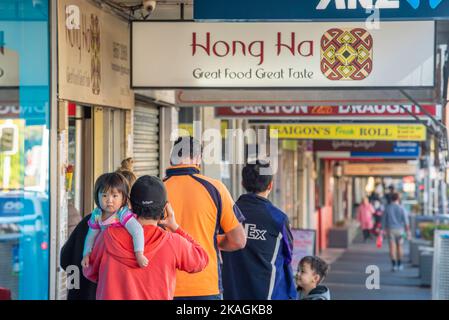 Célèbre pour ses Banh mi's, les gens se font la queue devant la boulangerie de Hong Ha à Botany Road, Banque D'Images