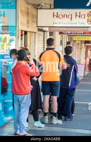 Célèbre pour ses Banh mi's, les gens se font la queue devant la boulangerie de Hong Ha à Botany Road, Mascot, Sydney, Australie le matin d'un jour de semaine. Banque D'Images