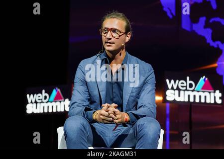 Lisbonne, Portugal. 02nd novembre 2022. Felix Ohswald, co-fondateur et PDG de GoStudent, s'adresse au public lors de la deuxième journée du Web Summit 2022 à Lisbonne. Crédit : SOPA Images Limited/Alamy Live News Banque D'Images