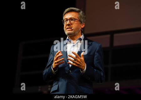 Lisbonne, Portugal. 02nd novembre 2022. Carlos Moedas, Maire de la ville de Lisbonne, s'adresse au public lors de la deuxième journée du Sommet du Web 2022 à Lisbonne. Crédit : SOPA Images Limited/Alamy Live News Banque D'Images
