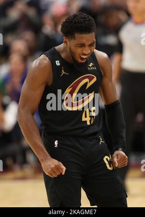 Cleveland, États-Unis. 02nd novembre 2022. Cleveland Cavaliers Donovan Mitchell (45) réagit après un panier contre les Boston Celtics en heures supplémentaires à Rocket Mortgage Field House à Cleveland, Ohio, mercredi, 2 novembre 2022. Photo par Aaron Josefczyk/UPI crédit: UPI/Alay Live News Banque D'Images