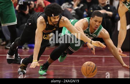 Cleveland, États-Unis. 02nd novembre 2022. Les cavaliers de Cleveland Jarrett Allen (31) et de Boston Celtics Grant Williams (12) plongent pour une balle lâche en heures supplémentaires à Rocket Mortgage Field House à Cleveland, Ohio mercredi, 2 novembre 2022. Photo par Aaron Josefczyk/UPI crédit: UPI/Alay Live News Banque D'Images