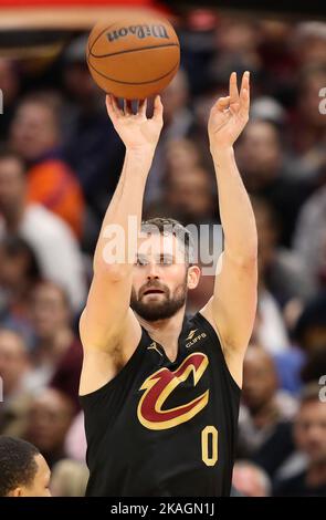 Cleveland, États-Unis. 02nd novembre 2022. Cavaliers de Cleveland Kevin Love (0) tire un trois contre les Boston Celtics à Rocket Mortgage Field House à Cleveland, Ohio mercredi, 2 novembre 2022. Photo par Aaron Josefczyk/UPI crédit: UPI/Alay Live News Banque D'Images